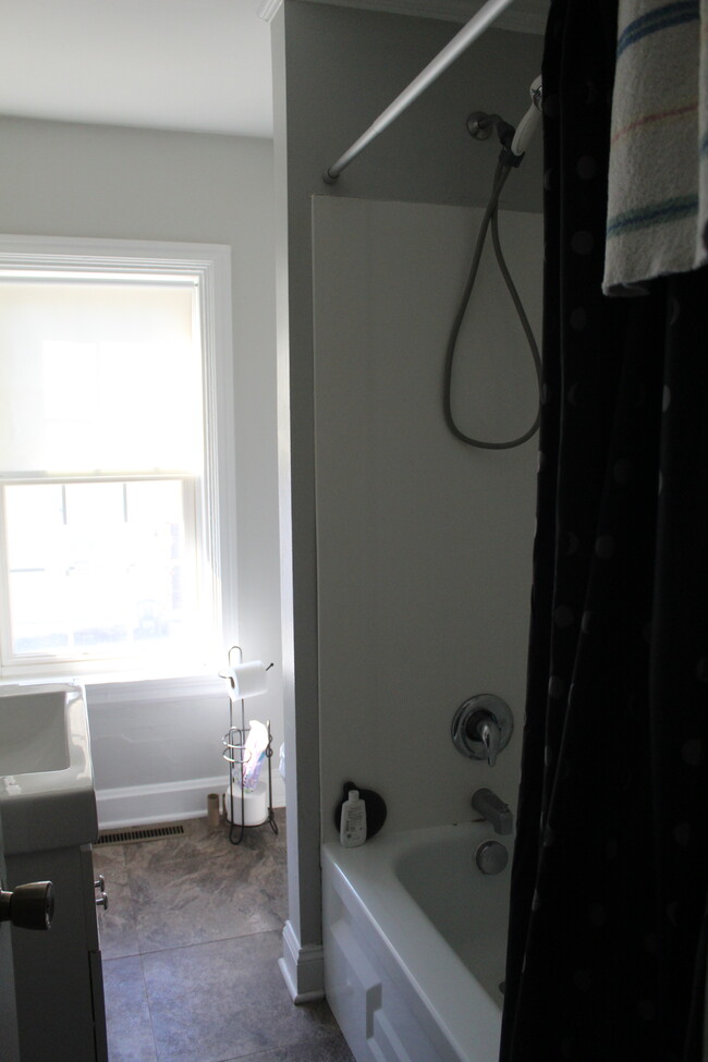 bathroom - 305 N East St