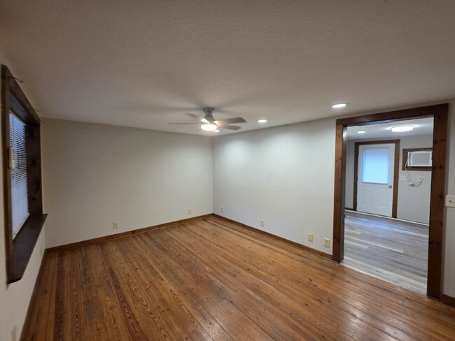 Building Photo - Recently Updated 1 BR, 1 Bath Unit with yard