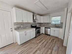 Building Photo - 105 E Wavy Oak Cir