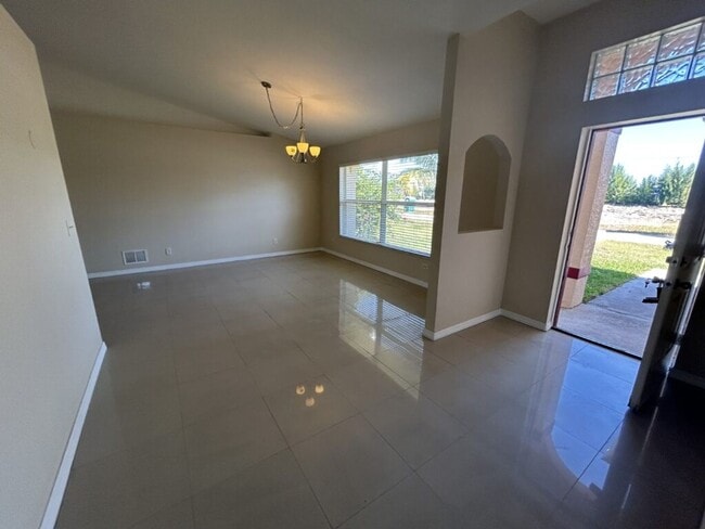 Building Photo - Freshly painted interior and spacious  3/2  home