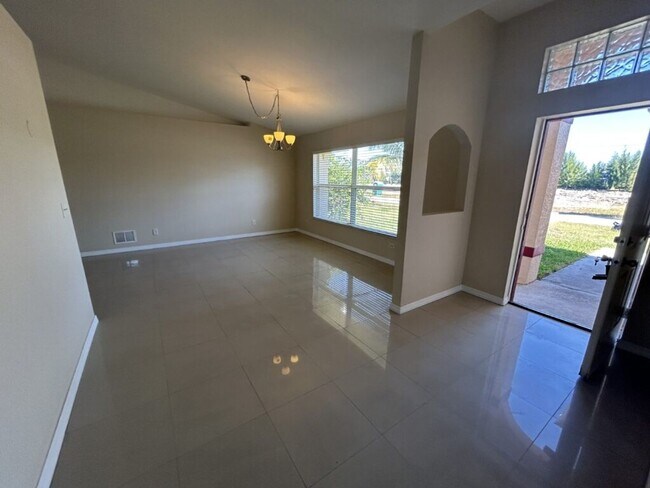 Foto del edificio - Freshly painted interior and spacious  3/2  home