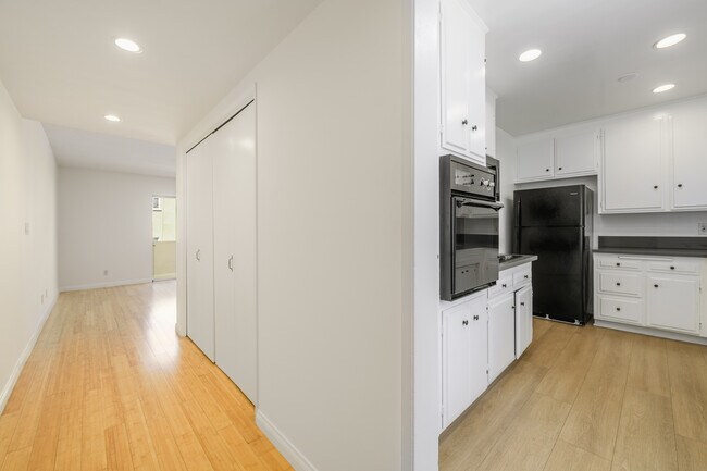 Entrada - 2803 Arizona Ave