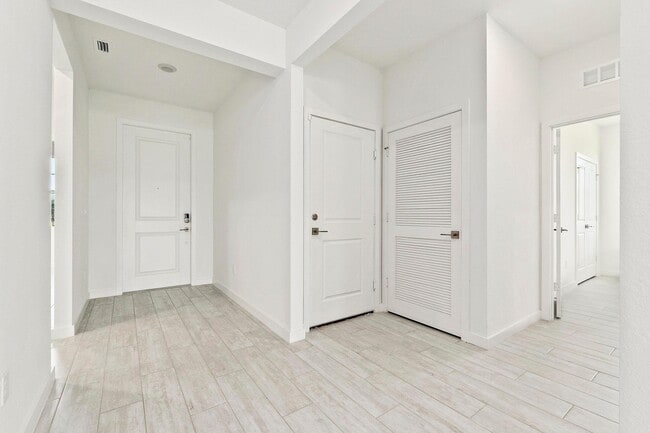 Building Photo - 2780 NE Breezeway Cir