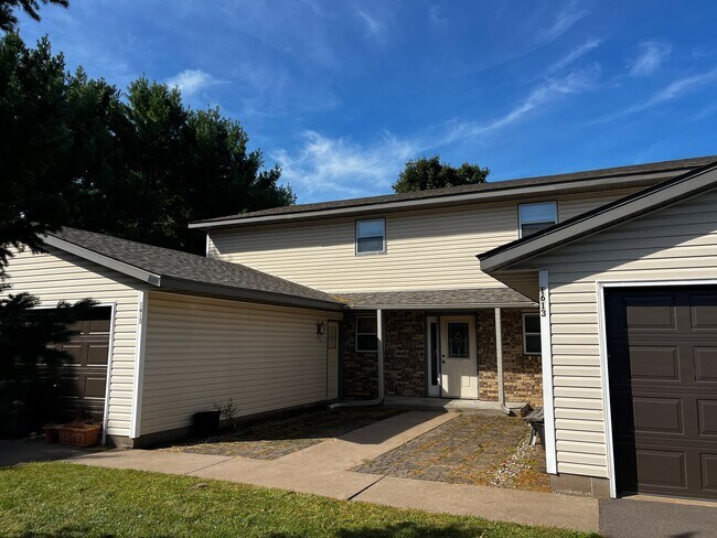 Foto del edificio - 1613 Redwood Dr