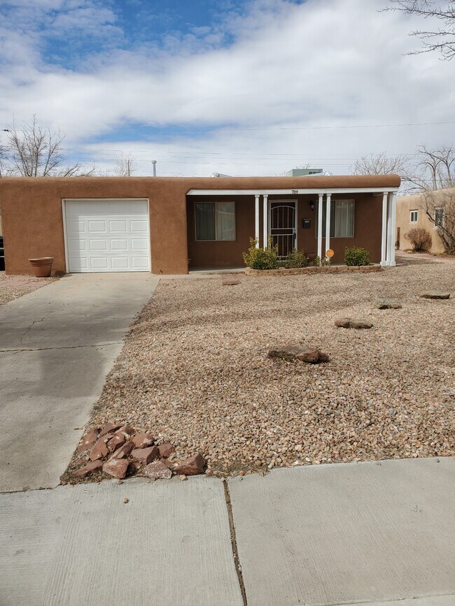 Building Photo - 709 La Veta Dr NE