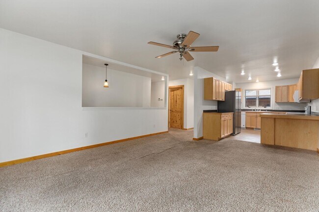 Foto del edificio - 5 Bed / 3 Bath Large Townhouse Centrally Located on Billings West End
