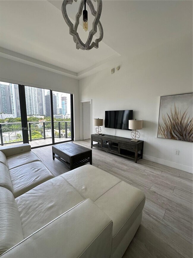 Foto del edificio - 121 NE 34th St