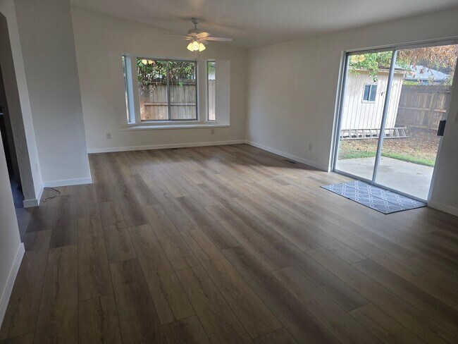 Foto del edificio - 3 bed 2 bath Single Home for Rent in Grants Pass