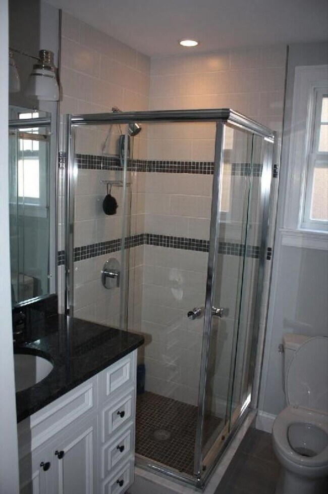 Foto del edificio - Renovated 5-Bedroom in Mission Hill | Central Air | In-Unit Laundry | 9/1