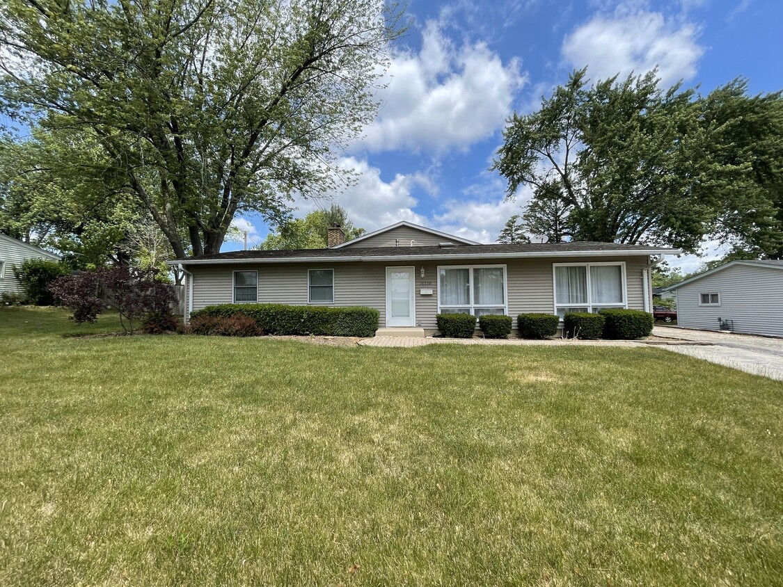 Primary Photo - 18530 W Woodland Terrace