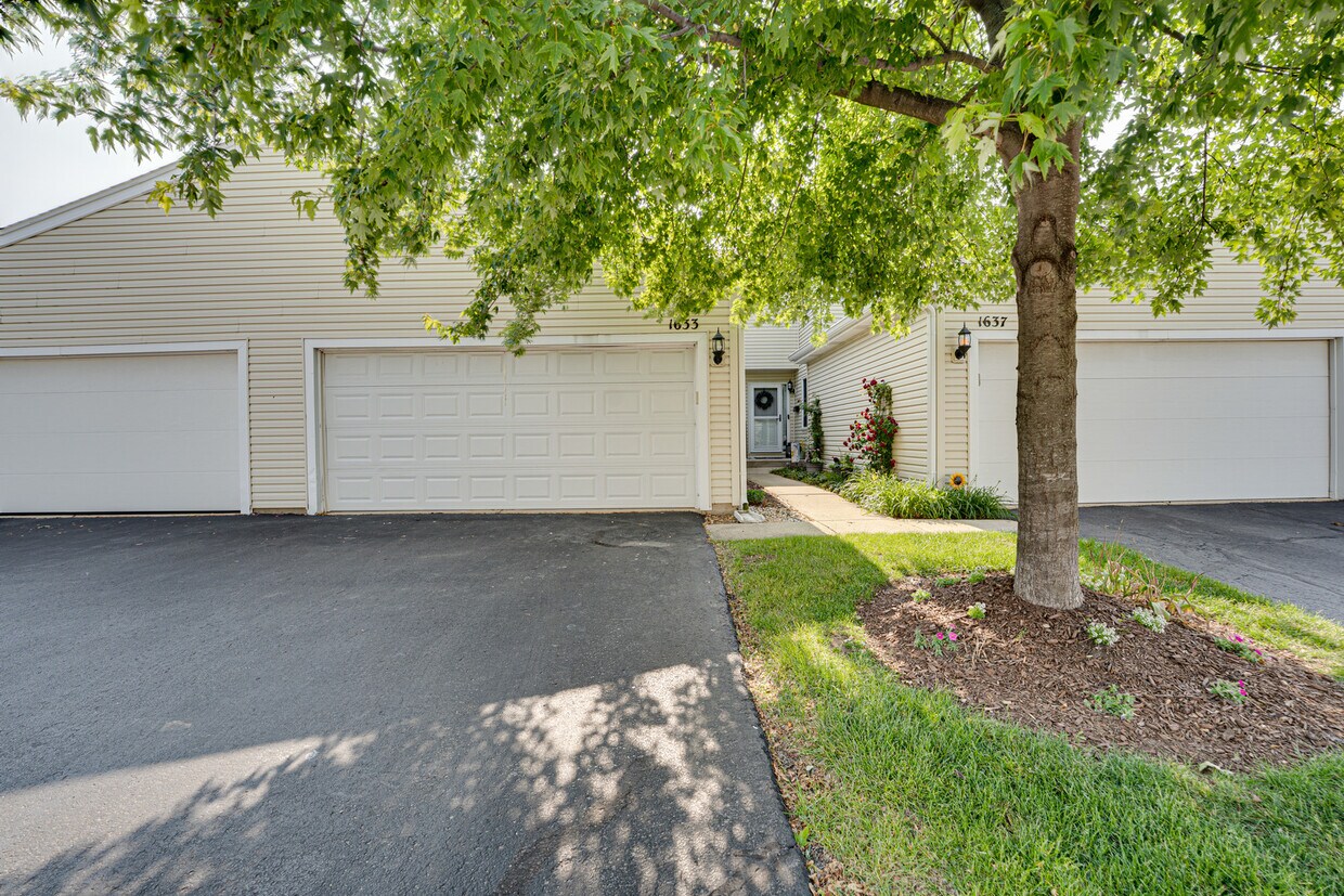 Foto principal - 1633 Hilton Head Dr