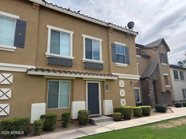 Building Photo - 104 W Laurel Ct