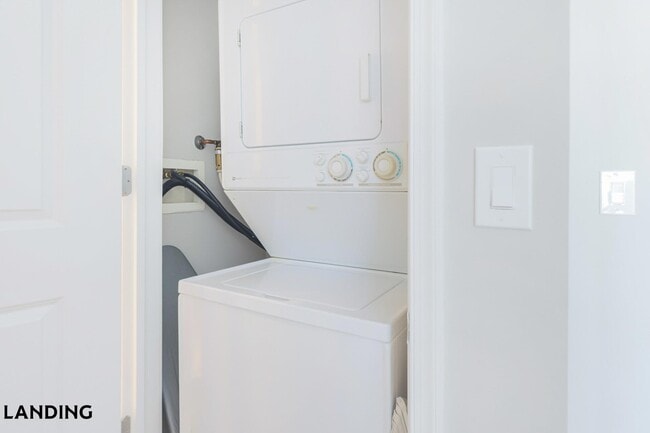 Building Photo - 100 River Park Dr