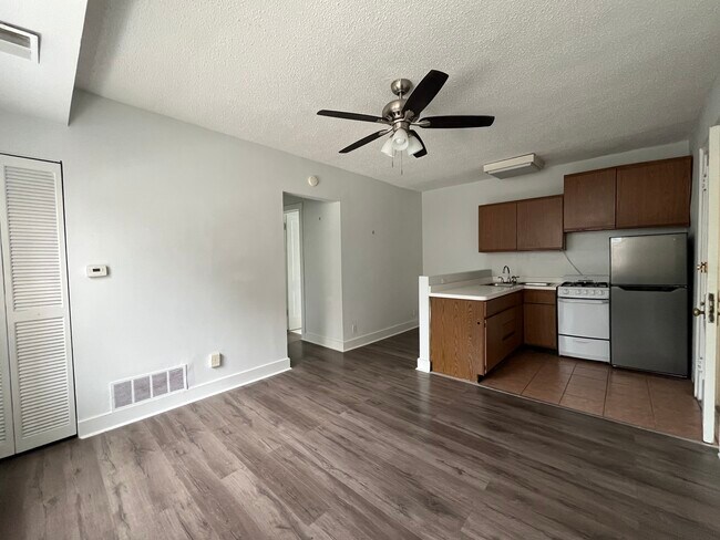 Foto del edificio - 3727 N Pine Grove Ave