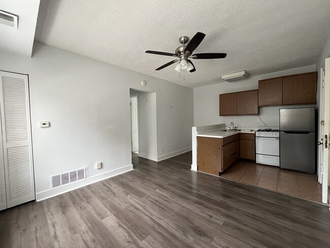 Building Photo - 3727 N Pine Grove Ave