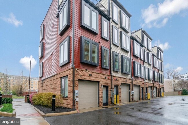 Building Photo - 601 N Henry St