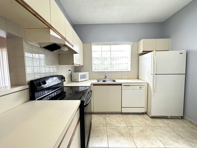 Foto del edificio - 640 Cypress Club Way