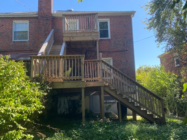 Foto del edificio - 5212 Hillburn Ave