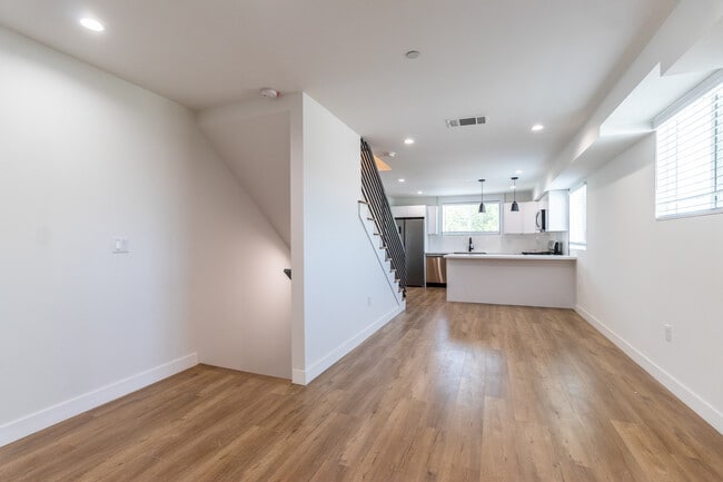 Building Photo - 2218 Carmona Ave