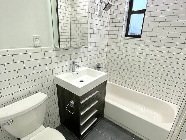 Foto del edificio - "Chic 1-Bedroom Retreat in Vibrant Williamsburg – Your Perfect Urban Oasis!"