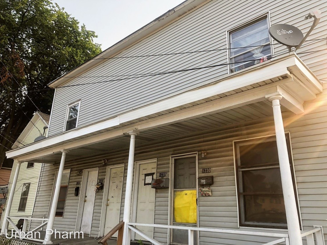 Primary Photo - 1228 Alpine Ave NW