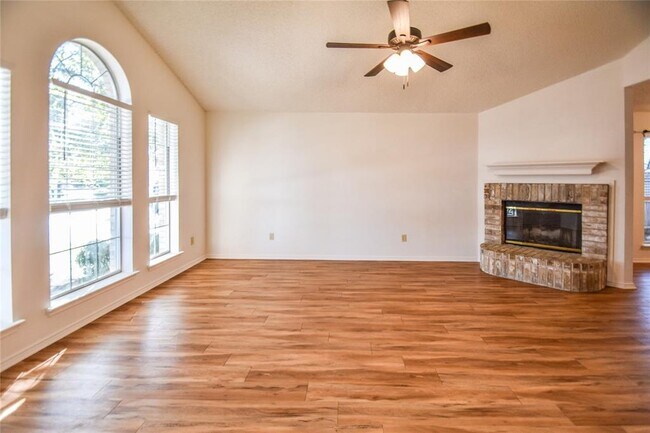 Foto del edificio - 4025 Tulip Tree Dr