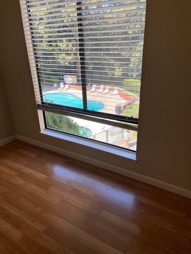 Foto del edificio - 320 N Civic Dr