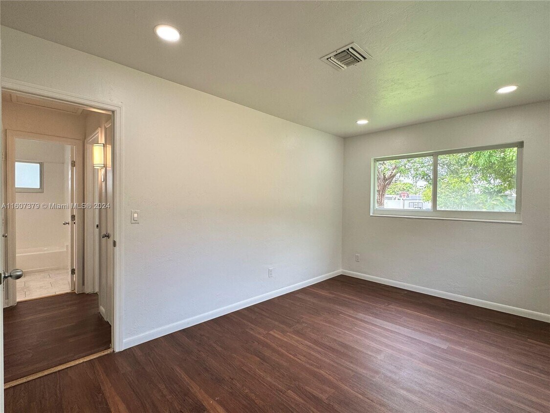 Foto del edificio - 241 NE 26th St