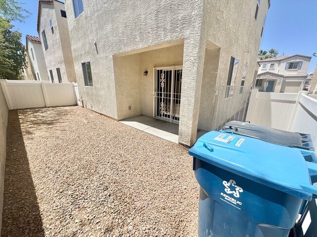 Building Photo - CHARMING 3 BEDROOM TWO STORY HOME