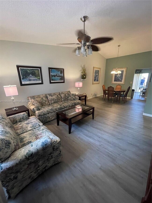 Foto del edificio - 8042 SE Villa Cir