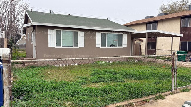 Building Photo - 2 bedroom 1 bathroom house located off the main street Oildale Dr.