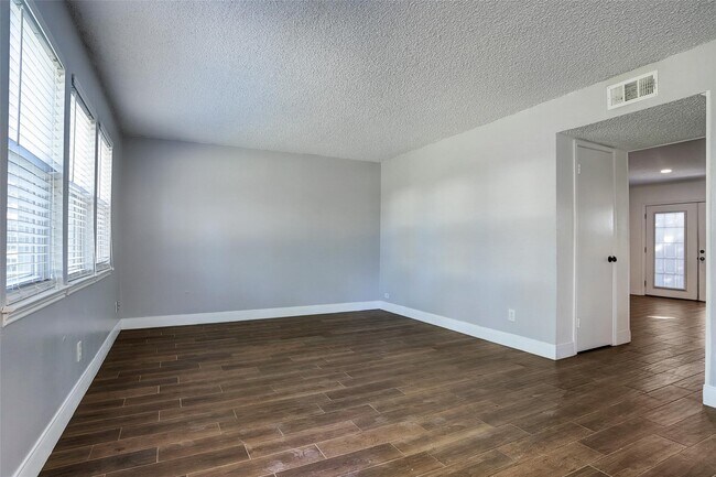 Foto del edificio - 10458 Hammerly Blvd