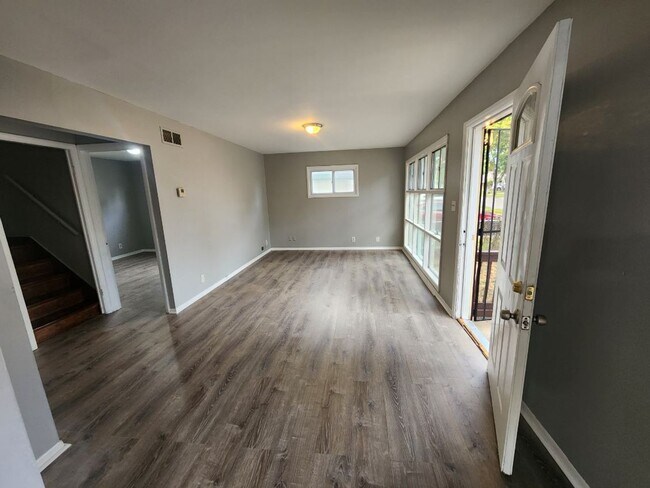 Building Photo - Single Family 4 Bedroom unit Available NOW