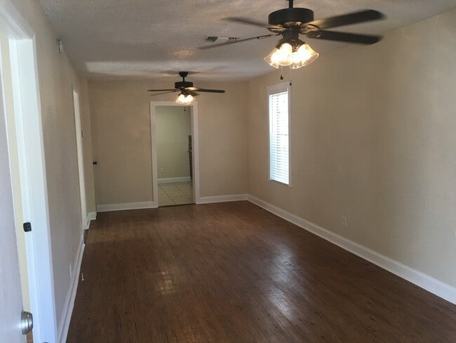Building Photo - Vintage North Hyde Park Bungalow