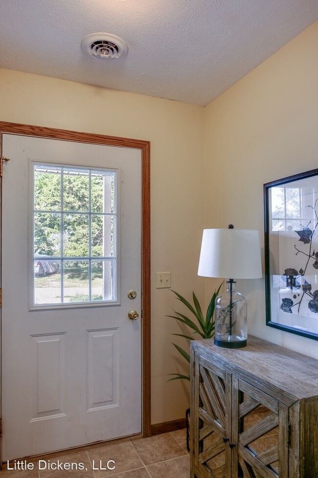 Building Photo - 4 br, 3 bath House - 906 S 1st St.