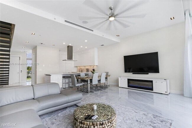 Building Photo - 3 br, 3.5 bath Townhome - 2860 N Ocean Dr ...