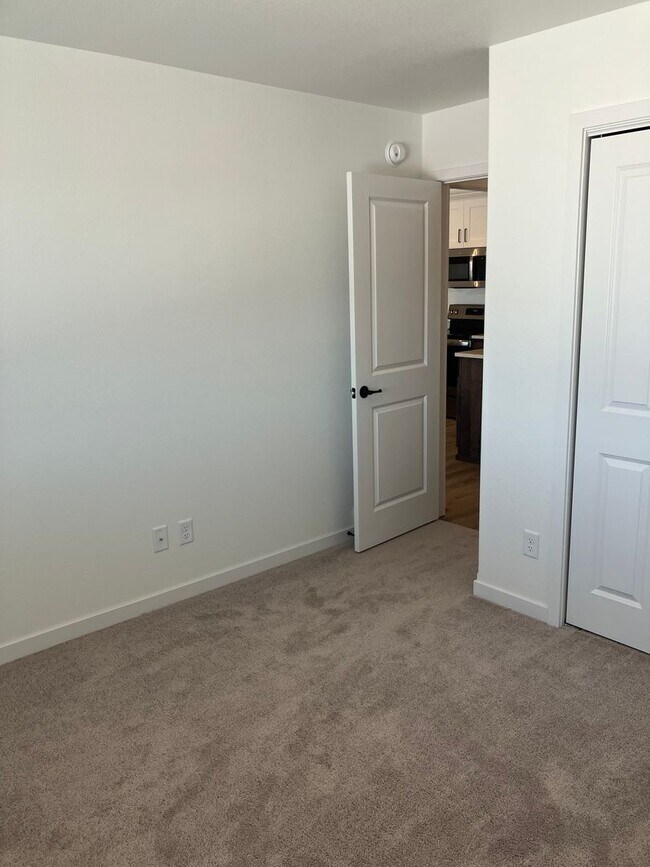 Building Photo - 4 Bed 3 Bath Twin Home