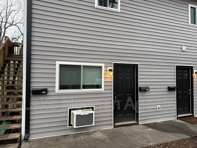 Building Photo - 435 3rd Ave Dr SE