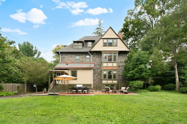 Foto del edificio - 8040 Saint Martins Ln