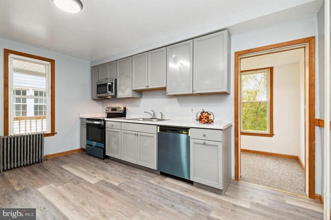 New kitchen with new appliances. - 904 S Main St