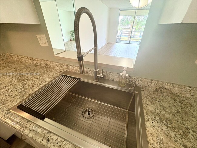 Building Photo - 2860 Somerset Dr