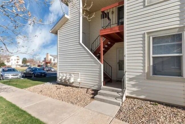 Building Photo - Spacious Updated Ranch Style Condo
