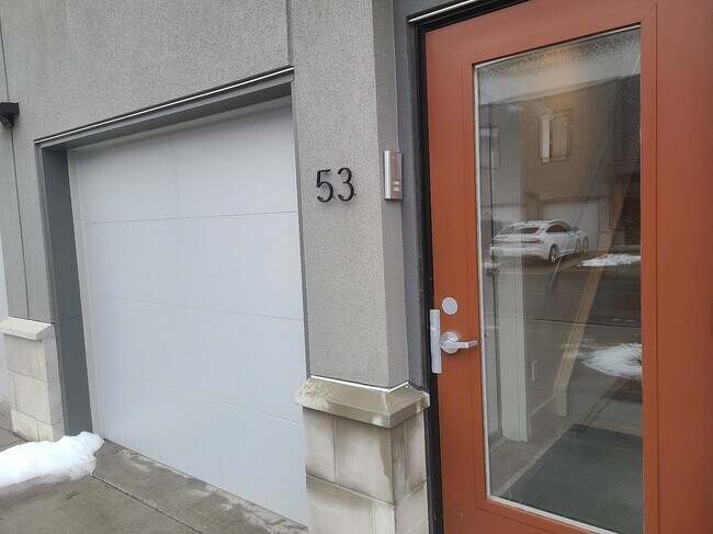 Building Photo - 550 Sandison St