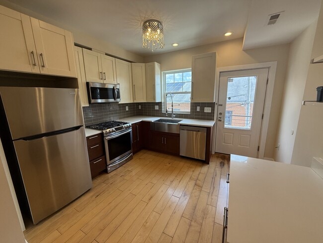 Building Photo - 707 18th St NE