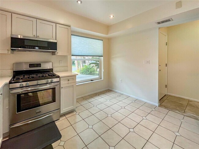 Foto del edificio - 5060 Village Garden Dr