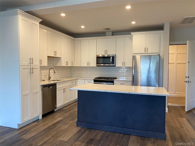 Building Photo - 840 Montauk Hwy