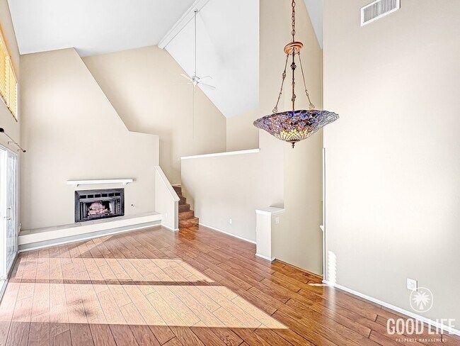 Foto del edificio - Beautiful 2B/2BA Townhouse with Attached 2...