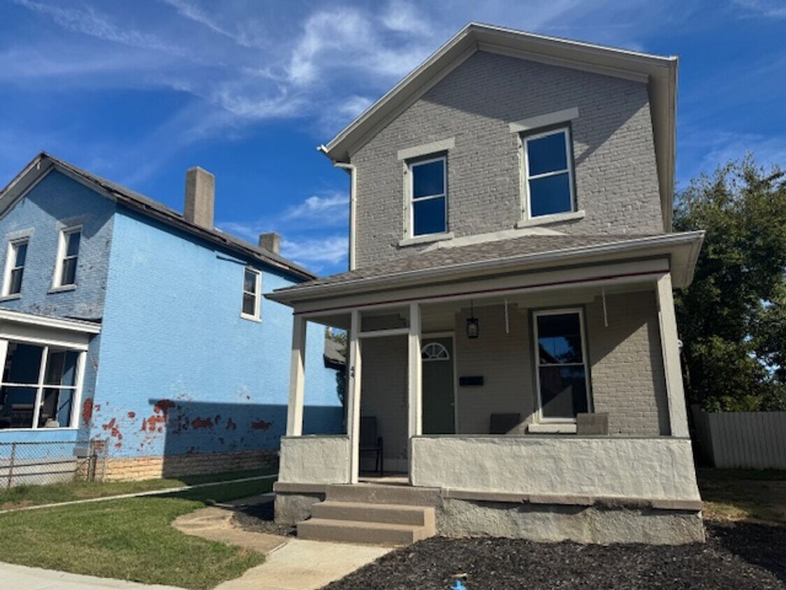 Foto principal - 2 Bedroom 1 1/2 Bath Beautifully Renovated Home in Historic Huffman Area