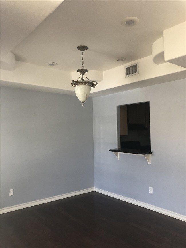 Building Photo - 1000 Ranchway Dr