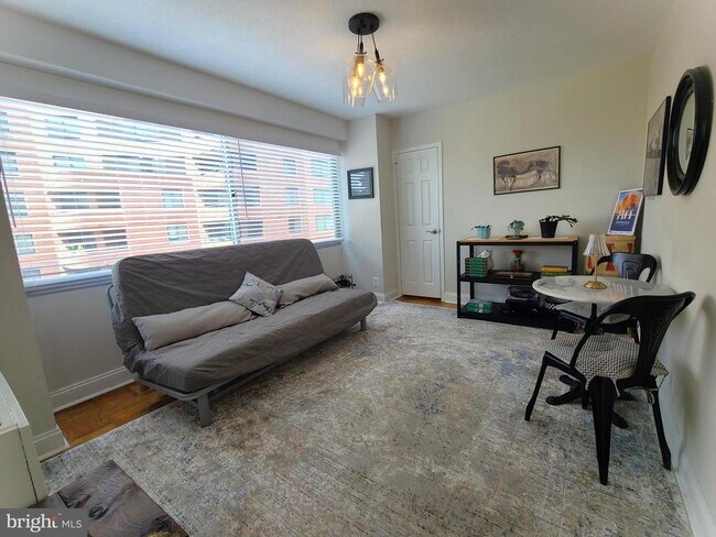 Foto del edificio - 5500 Friendship Blvd